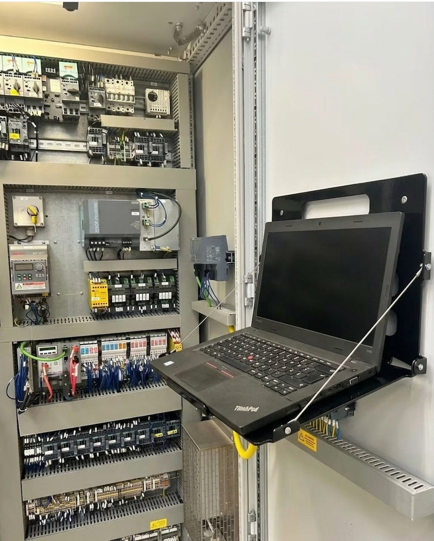 Laptop Arbeitsplatz am Schaltschrank mit magnetischer Notebook Halterung für Servicetechniker