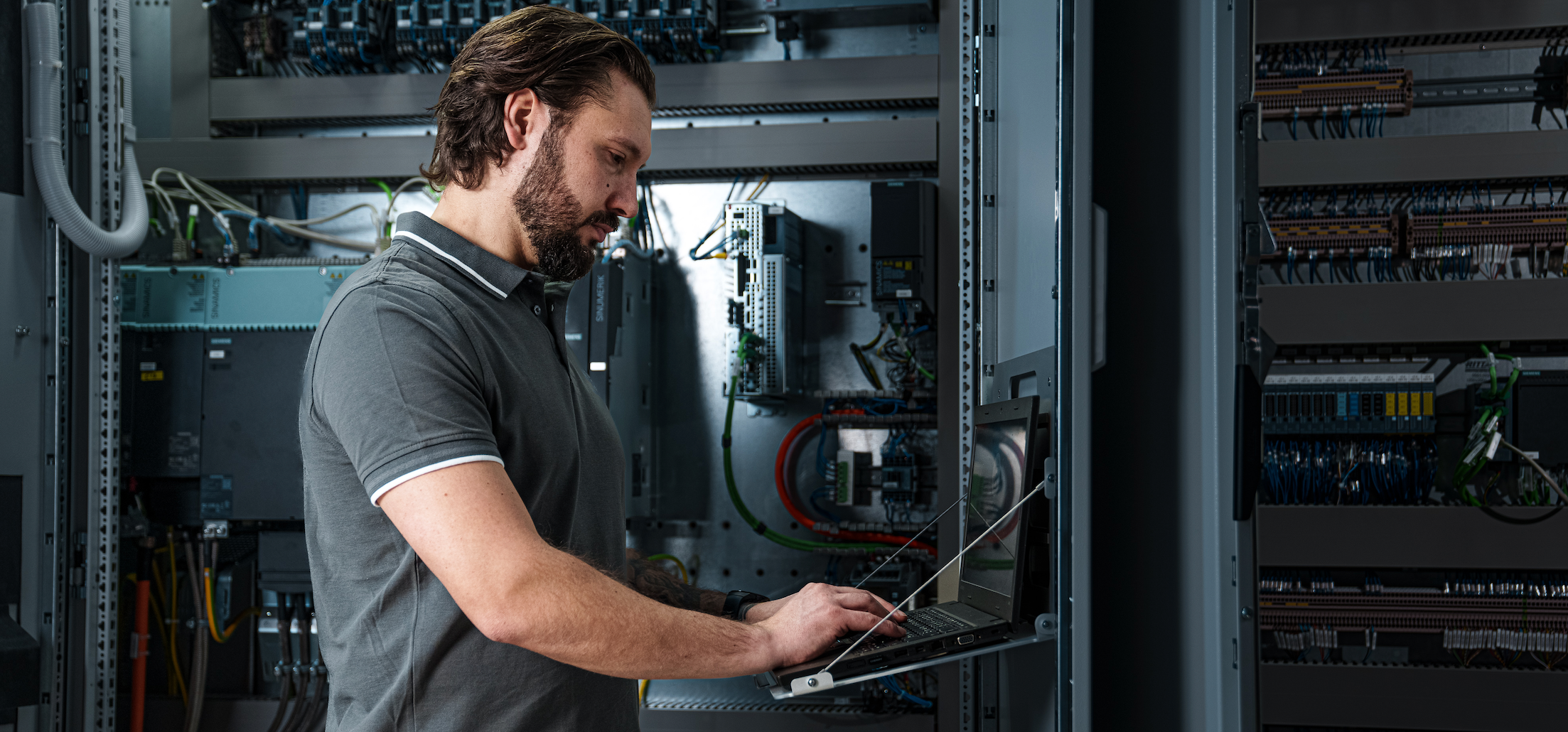 Notebook Halterung im professionellen Einsatz an technischer Arbeitsumgebung